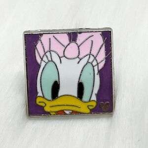 🔮 5/$25 Disney‎ Purple Daisy Duck Pin